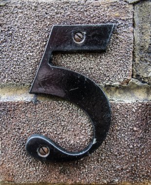 Sıkıntılı Durum Tipografisi 'nde Yazılı Sözcükler 5 Numara Bulundu