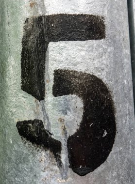 Sıkıntılı Durum Tipografisi 'nde Yazılı Sözcükler 5 Numara Bulundu