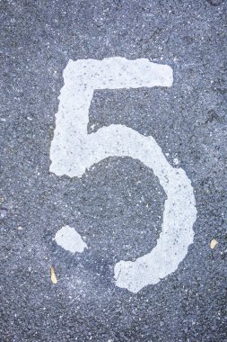 Sıkıntılı Durum Tipografisi 'nde Yazılı Sözcükler 5 Numara Bulundu