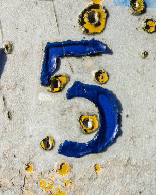 Sıkıntılı Durum Tipografisi 'nde Yazılı Sözcükler 5 Numara Bulundu