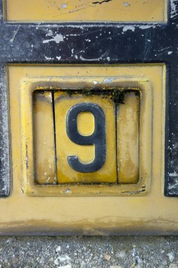 Sıkıntılı Durum Tipografisinde Yazılı Sözcükler 9 Numara Bulundu