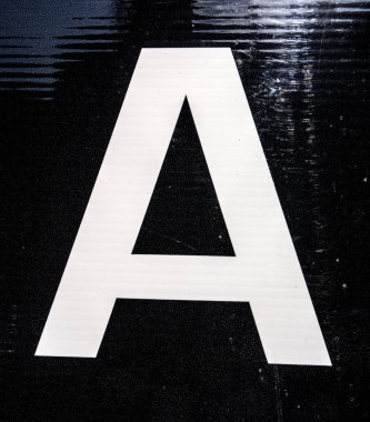 Sıkıntılı Durum Tipografisi ile Yazılan Sözcükler Bulundu Harf A