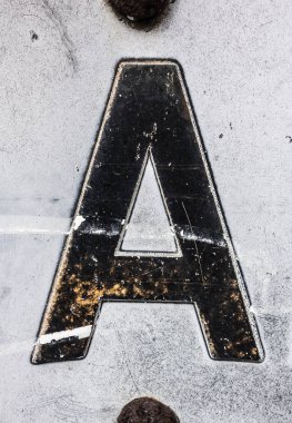 Sıkıntılı Durum Tipografisi ile Yazılan Sözcükler Bulundu Harf A