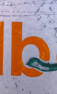 Sıkıntılı Durum Tipografisi ile Yazılan Sözcükler B Harfi Bulundu