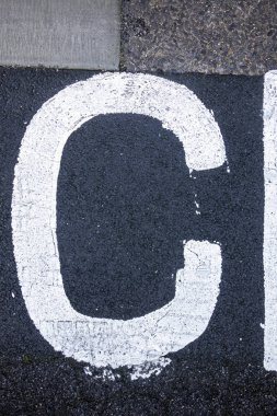 Sıkıntılı Durum Tipografisi ile Yazılan Sözcükler C Harfi Bulundu