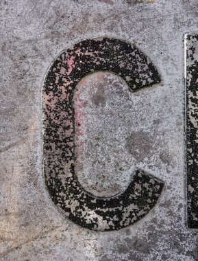 Sıkıntılı Durum Tipografisi ile Yazılan Sözcükler C Harfi Bulundu