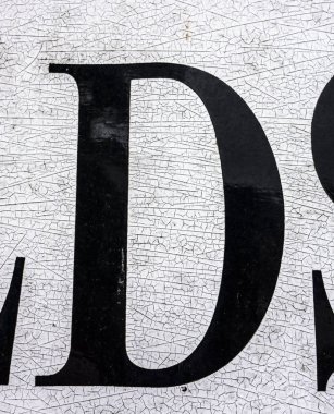 Sıkıntılı Durum Tipografisi ile Yazılan Sözcükler Bulundu D Harfi