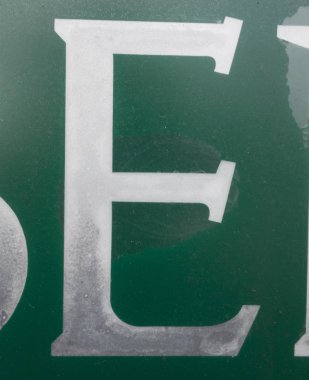 Sıkıntılı Durum Tipografisi ile Yazılan Sözcükler E Harfi Bulundu