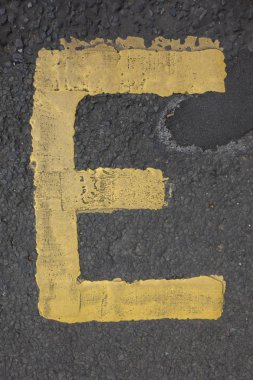 Sıkıntılı Durum Tipografisi ile Yazılan Sözcükler E Harfi Bulundu