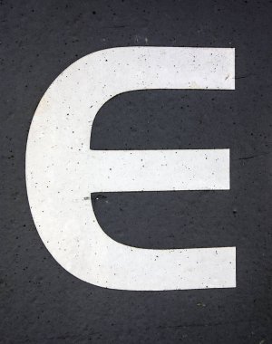 Sıkıntılı Durum Tipografisi ile Yazılan Sözcükler E Harfi Bulundu