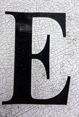 Sıkıntılı Durum Tipografisi ile Yazılan Sözcükler E Harfi Bulundu