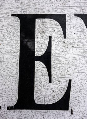 Sıkıntılı Durum Tipografisi ile Yazılan Sözcükler E Harfi Bulundu