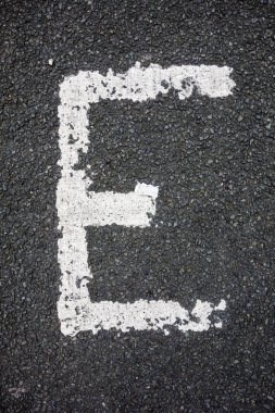 Sıkıntılı Durum Tipografisi ile Yazılan Sözcükler E Harfi Bulundu