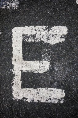 Sıkıntılı Durum Tipografisi ile Yazılan Sözcükler E Harfi Bulundu