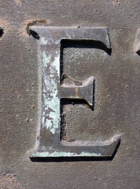 Sıkıntılı Durum Tipografisi ile Yazılan Sözcükler E Harfi Bulundu