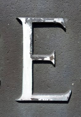 Sıkıntılı Durum Tipografisi ile Yazılan Sözcükler E Harfi Bulundu