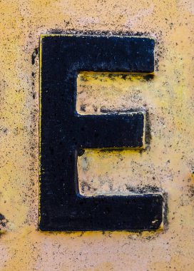 Sıkıntılı Durum Tipografisi ile Yazılan Sözcükler E Harfi Bulundu