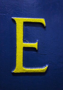 Sıkıntılı Durum Tipografisi ile Yazılan Sözcükler E Harfi Bulundu