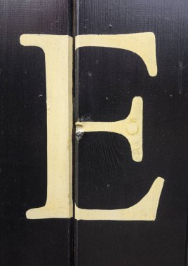 Sıkıntılı Durum Tipografisi ile Yazılan Sözcükler E Harfi Bulundu