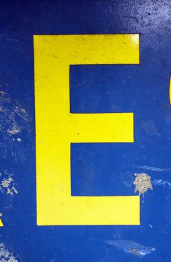 Sıkıntılı Durum Tipografisi ile Yazılan Sözcükler E Harfi Bulundu