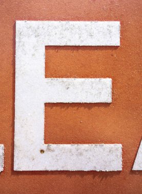 Sıkıntılı Durum Tipografisi ile Yazılan Sözcükler E Harfi Bulundu