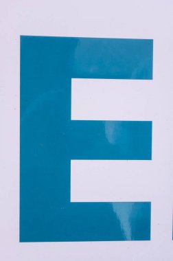 Sıkıntılı Durum Tipografisi ile Yazılan Sözcükler E Harfi Bulundu