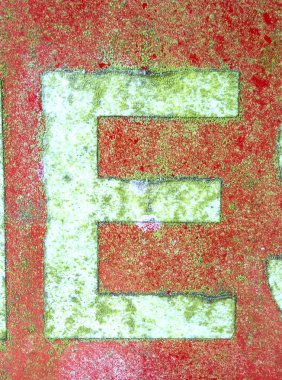 Sıkıntılı Durum Tipografisi ile Yazılan Sözcükler E Harfi Bulundu