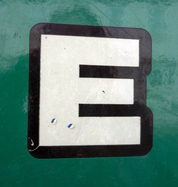 Sıkıntılı Durum Tipografisi ile Yazılan Sözcükler E Harfi Bulundu