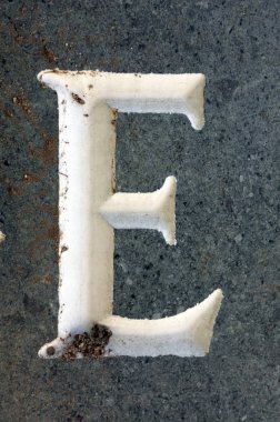 Sıkıntılı Durum Tipografisi ile Yazılan Sözcükler E Harfi Bulundu