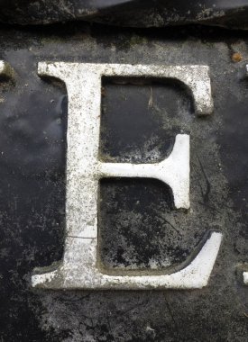 Sıkıntılı Durum Tipografisi ile Yazılan Sözcükler E Harfi Bulundu