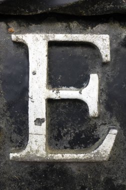 Sıkıntılı Durum Tipografisi ile Yazılan Sözcükler E Harfi Bulundu