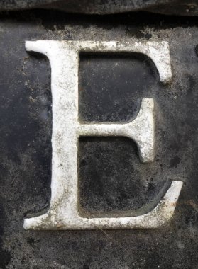 Sıkıntılı Durum Tipografisi ile Yazılan Sözcükler E Harfi Bulundu