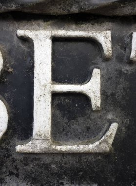 Sıkıntılı Durum Tipografisi ile Yazılan Sözcükler E Harfi Bulundu