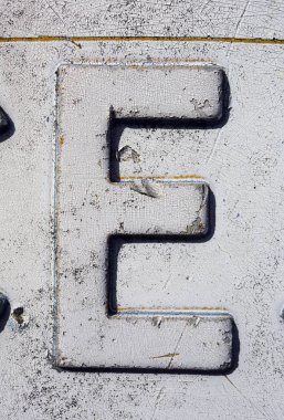 Sıkıntılı Durum Tipografisi ile Yazılan Sözcükler E Harfi Bulundu