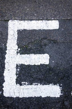 Sıkıntılı Durum Tipografisi ile Yazılan Sözcükler E Harfi Bulundu