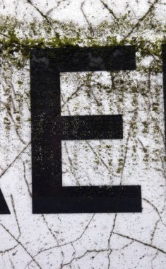 Sıkıntılı Durum Tipografisi ile Yazılan Sözcükler E Harfi Bulundu