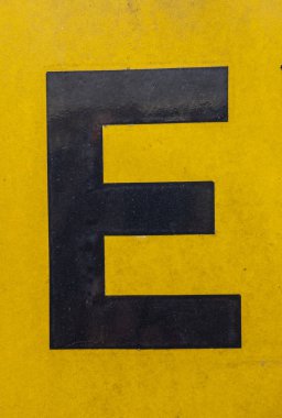 Sıkıntılı Durum Tipografisi ile Yazılan Sözcükler E Harfi Bulundu