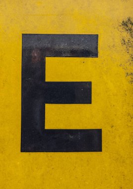 Sıkıntılı Durum Tipografisi ile Yazılan Sözcükler E Harfi Bulundu