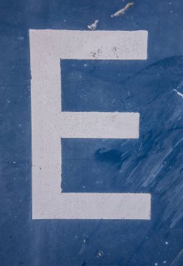 Sıkıntılı Durum Tipografisi ile Yazılan Sözcükler E Harfi Bulundu