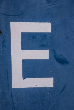 Sıkıntılı Durum Tipografisi ile Yazılan Sözcükler E Harfi Bulundu