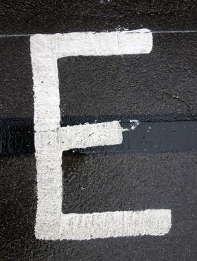 Sıkıntılı Durum Tipografisi ile Yazılan Sözcükler E Harfi Bulundu