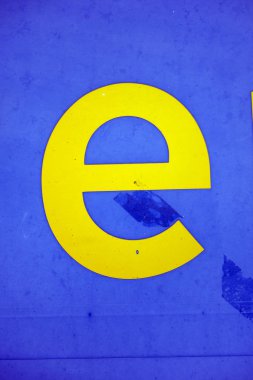 Sıkıntılı Durum Tipografisi ile Yazılan Sözcükler E Harfi Bulundu