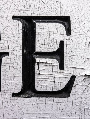 Sıkıntılı Durum Tipografisi ile Yazılan Sözcükler E Harfi Bulundu