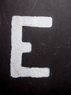 Sıkıntılı Durum Tipografisi ile Yazılan Sözcükler E Harfi Bulundu