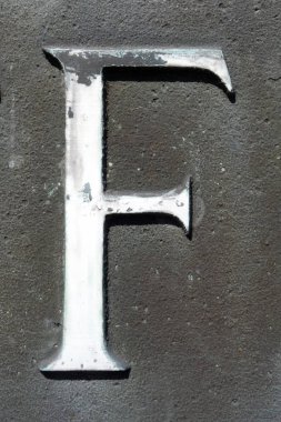 Sıkıntılı Durum Tipografisi ile Yazılan Sözcükler F Harfi Bulundu