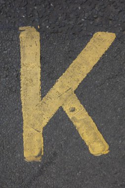 Sıkıntılı Durum Tipografisi ile Yazılan Sözcükler K Harfi Bulundu