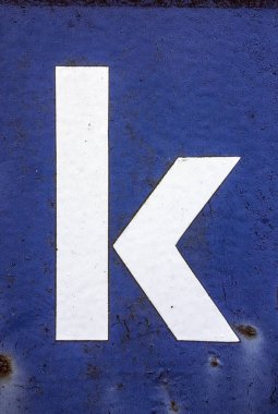 Sıkıntılı Durum Tipografisi ile Yazılan Sözcükler K Harfi Bulundu