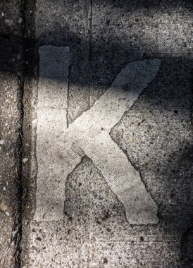 Sıkıntılı Durum Tipografisi ile Yazılan Sözcükler K Harfi Bulundu