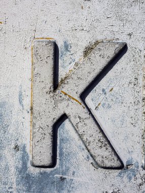 Sıkıntılı Durum Tipografisi ile Yazılan Sözcükler K Harfi Bulundu