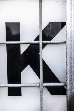 Sıkıntılı Durum Tipografisi ile Yazılan Sözcükler K Harfi Bulundu